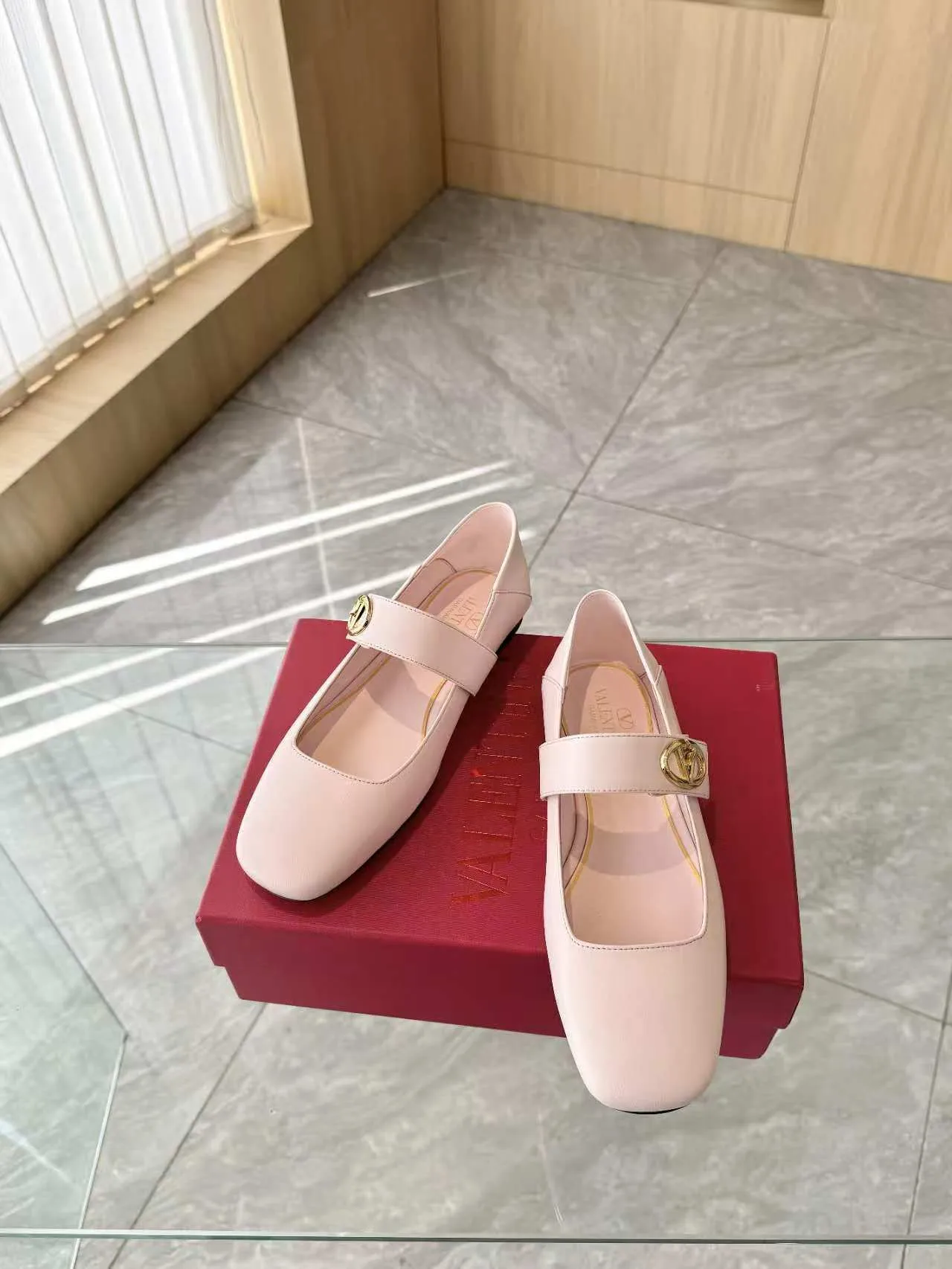 👟👟Ex-factory price 440👟👟 Genuine leather sole +40 Top version 𝑉𝐴𝐿𝐸𝑁𝑇𝐼𝑁𝑂 Valentino new autumn women's flat shoes, fashionable and versatile, definitely worth buying★Absolutely high-grade❥Original method Absolutely sensual❥Elegant style Create a different feeling, simple and elegant style!  Code number: 35-41 (34-42 customized, non-refundable) Fabric: Imported sheepskin Inner feet: Inner sheepskin Leather outsole Rubber outsole
